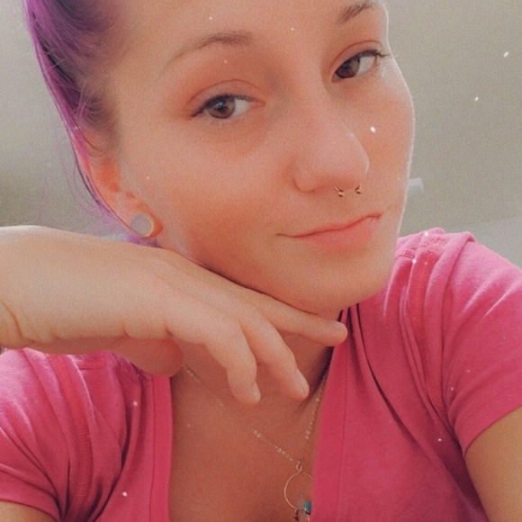 Meet your Posher, Danielle - Picture 2 of 4